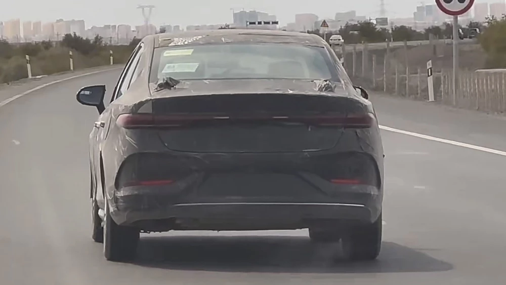 BYD тестирует новый бюджетный седан Qin Plus. Первые фото и подробности Седан BYD Qin Plus сзади на тесте шпионские фото