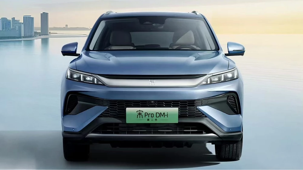 Второе поколение или «фейслифт»? Новый BYD Song Pro DM-i показали официально byd song pro dm-i кроссовер второе поколение обновленный официальное изображение спереди голубой