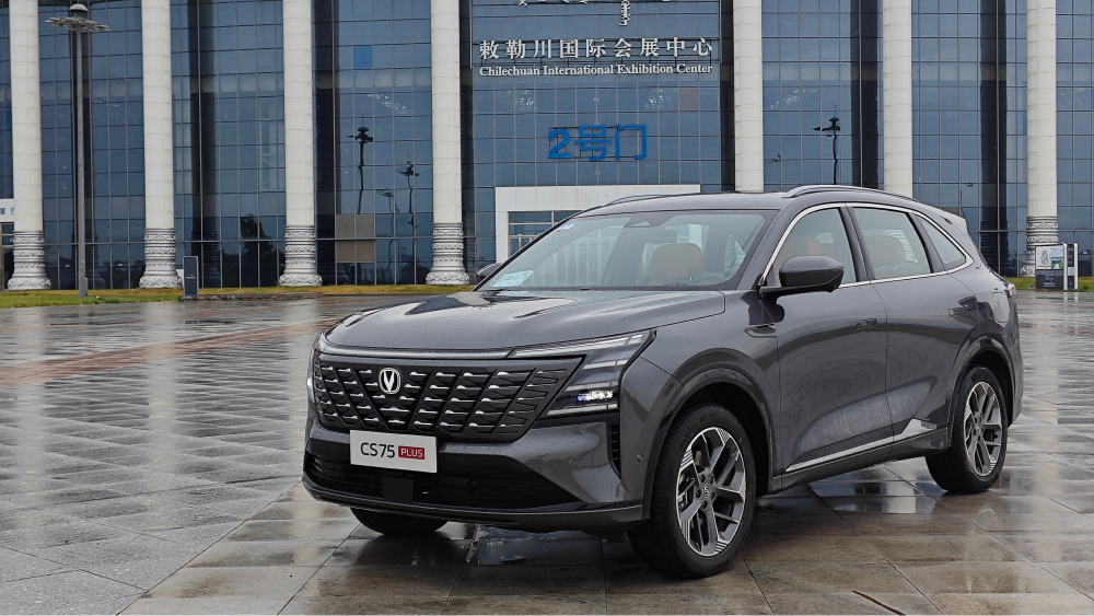 changan cs75 plus четвертое поколение новый кроссовер сбоку спереди серый