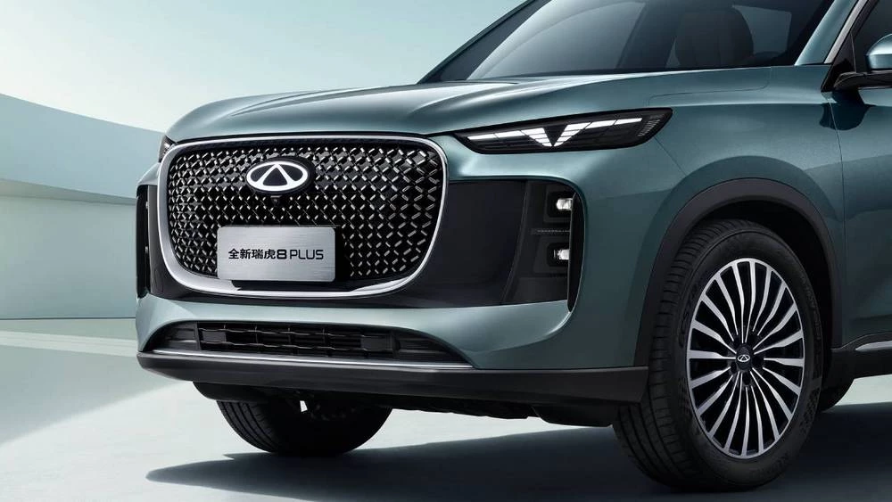 Обновленный кроссовер Chery Tiggo 8 Plus Pro Max спереди решетка фары