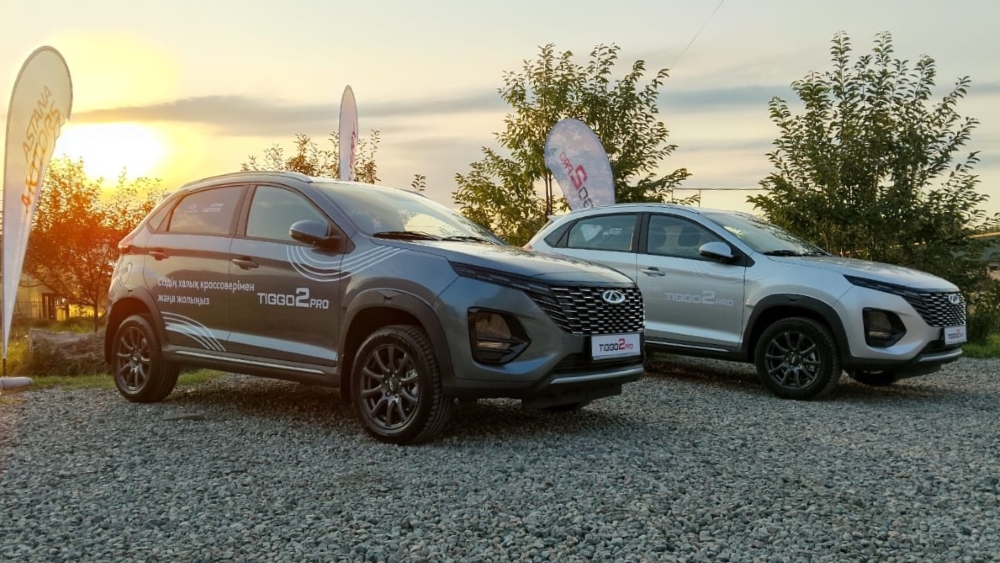 Кроссовер Chery Tiggo 2 Pro сбоку спереди презентация в казахстане