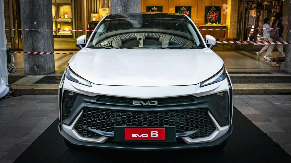 Кроссовер Evo 6 на базе DongFeng Forthing T5 Evo спереди автосалон в Турине 2024