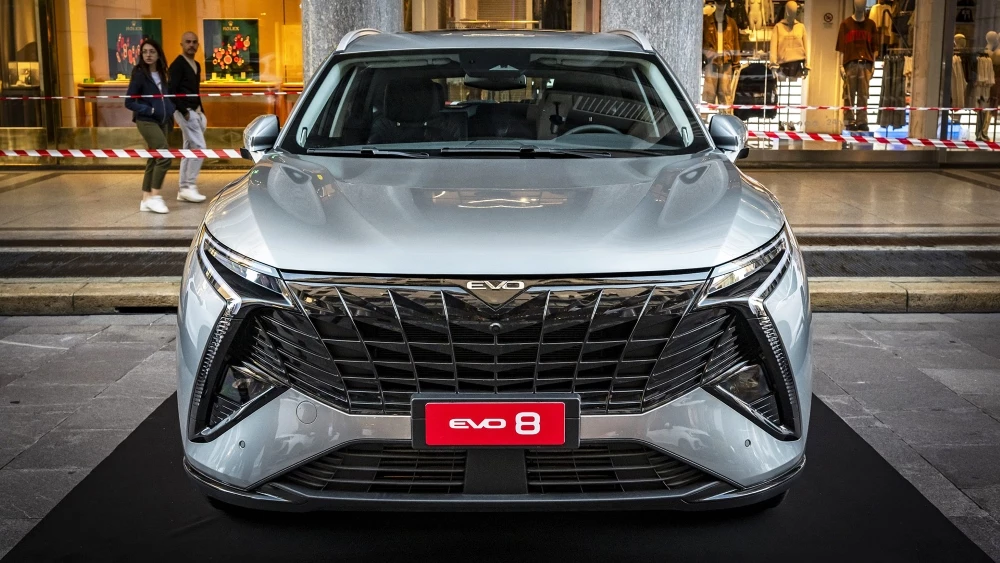 Кроссовер Evo 8 на базе Kaiyi X7 Kunlun спереди автосалон в Турине 2024