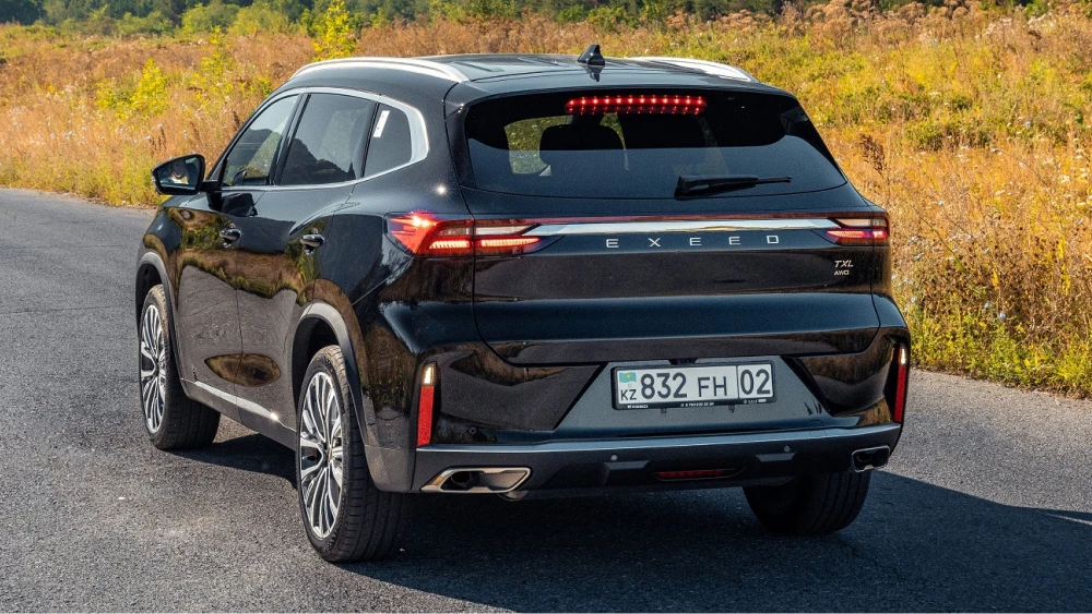 новый кроссовер exeed txl flagship черный сбоку сзади 