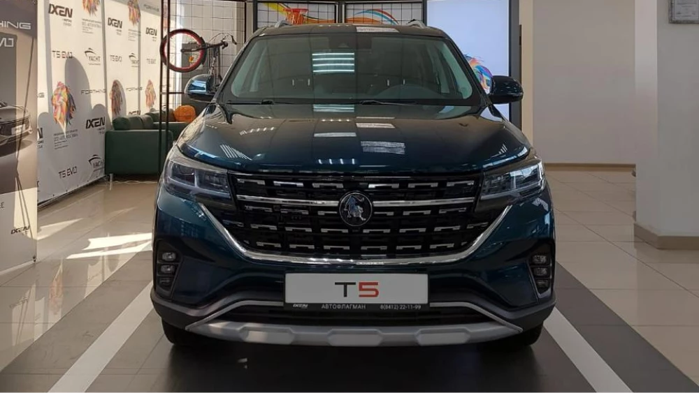 Продажи кроссоверов Forthing T5 стартовали в России. Первые машины уже вышли на дороги старт продаж forthing t5 кроссовер спереди синий