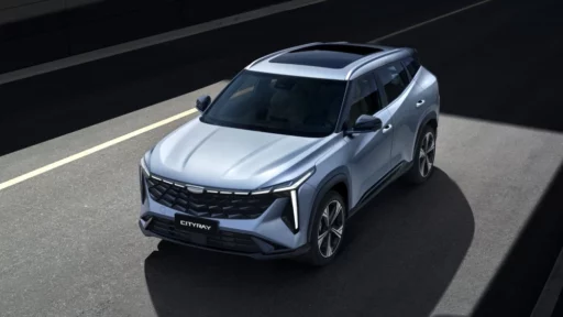Кроссовер Geely Cityray спереди сбоку в динамике