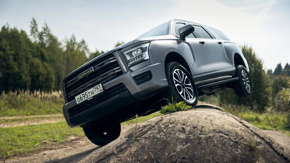 Внедорожник Haval H5 сбоку спереди полный привод вывешивание