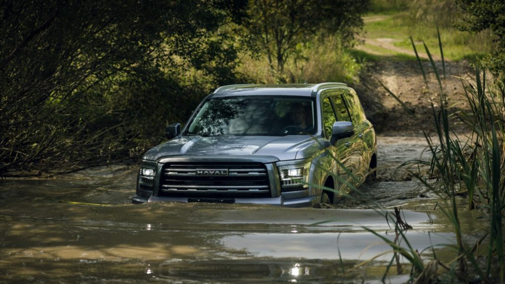 Внедорожник Haval H5 спереди тест брод в воде