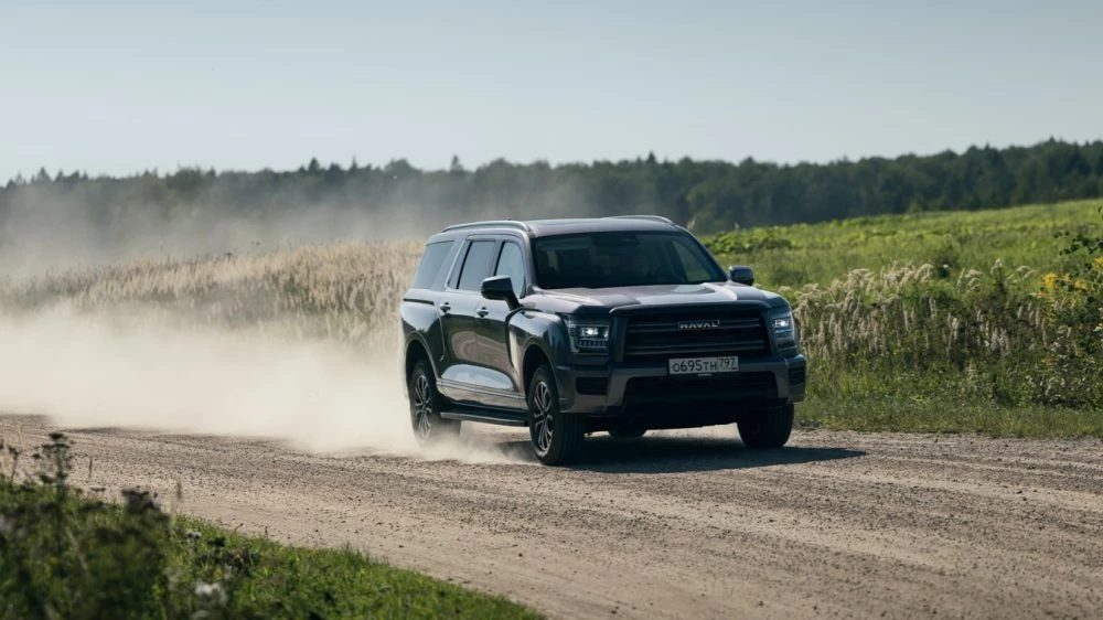 Внедорожник Haval H5 сбоку спереди тест в динамике