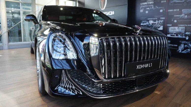 Седан Hongqi L1 ВЭФ 2024 сбоку спереди