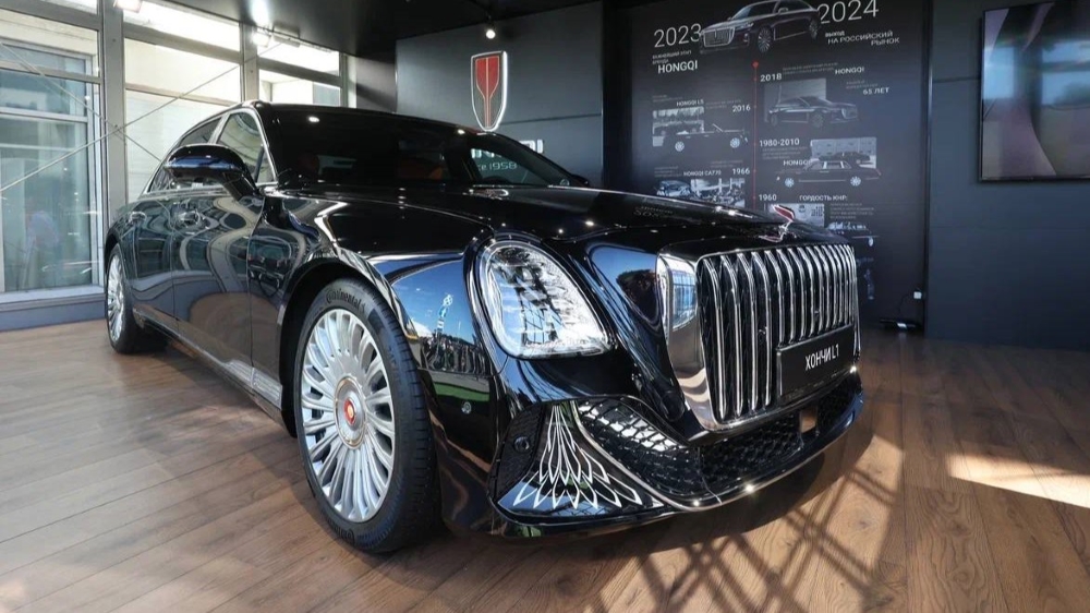 Седан Hongqi L1 ВЭФ 2024 сбоку спереди