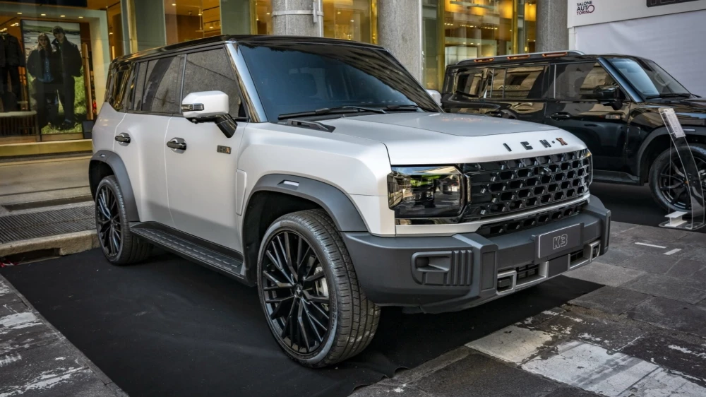 Буквы перепутали. В Италии представили «китайский Land Rover» под брендом ICH-X Кроссовер ICH-X K3 клон jetour Traveler сбоку спереди