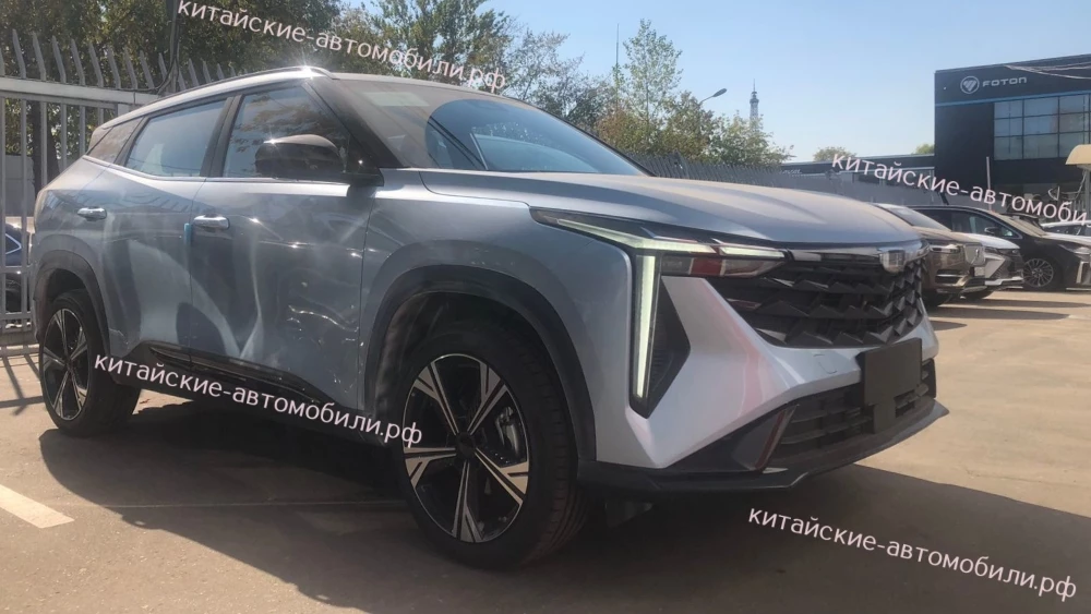 Haval H5, бюджетные кроссоверы VGV и «крутой» Geely Atlas. Все новинки недели Geely Atlas Cool в Москве в России шпионское фото сбоку спереди