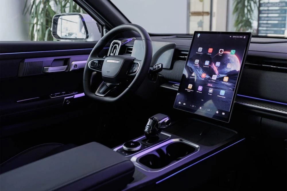 Jaecoo J7 у дилера в автосалоне БИЗНЕС КАР салон интерьер