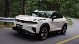 Lynk & Co 06 рестайл дизайн сбоку спереди в динамике