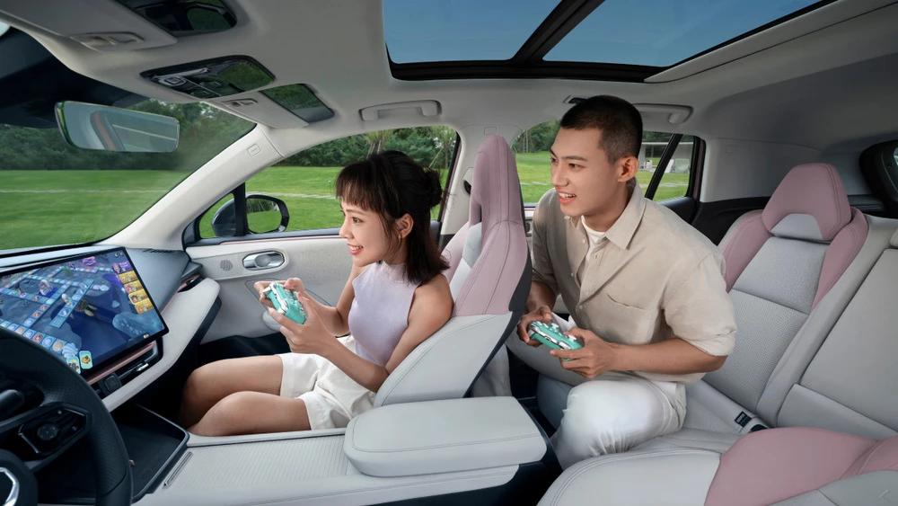 Lynk & Co 06 салон интерьер медиасистема мультимедиа первый ряд