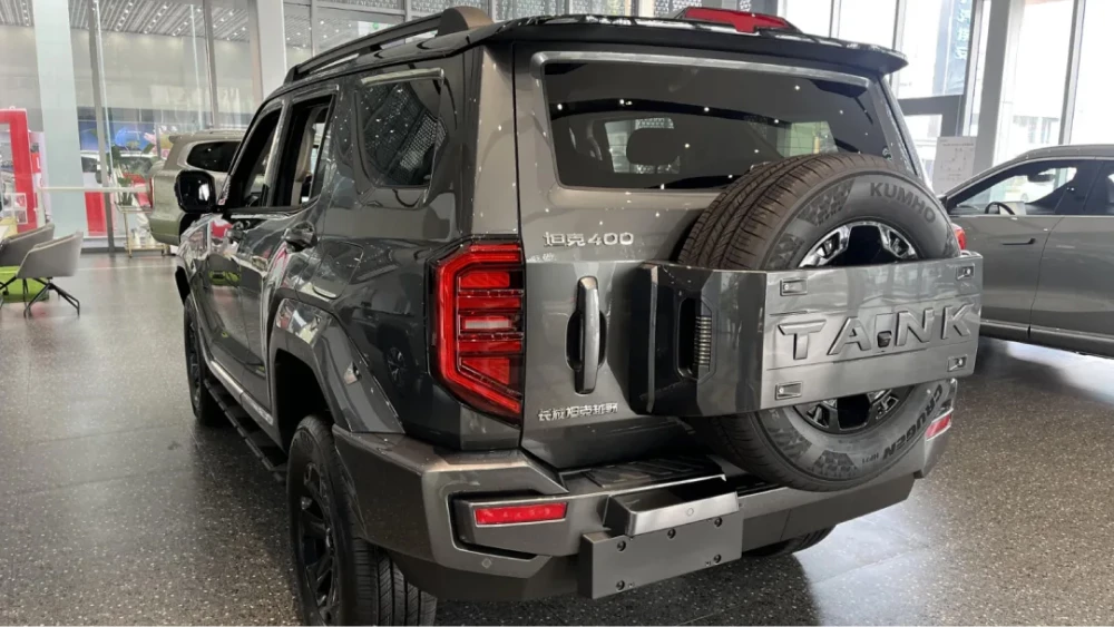 бензиновый tank 400 у дилера в китае серый сбоку сзади