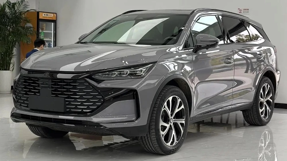 Стал мощнее и экономичнее. Обновленный кроссовер BYD Tang DM-i вышел на рынок Китая Обновленный гибридный кроссовер BYD Tang DM-i сбоку спереди в Китае