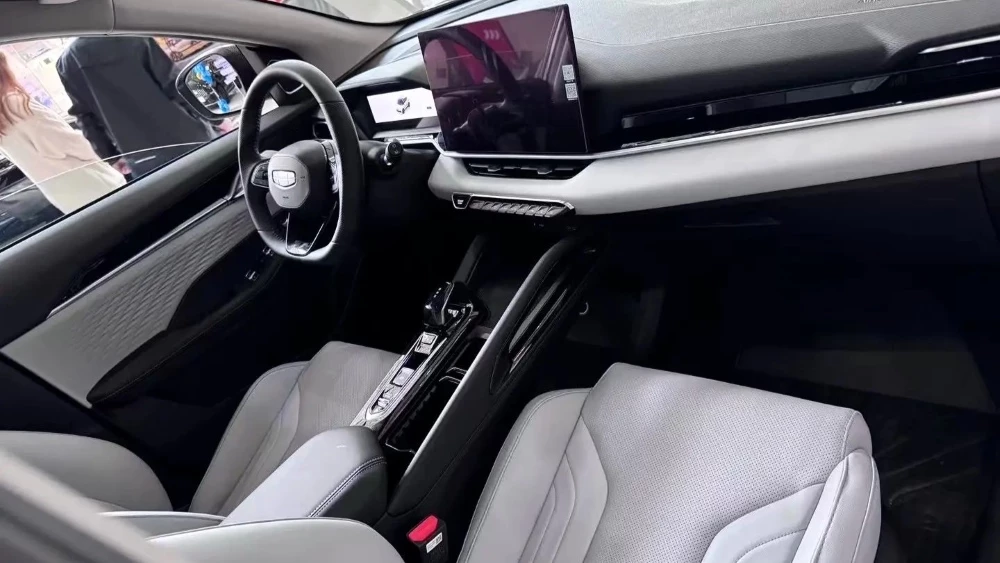 Обновленный кроссовер Geely Coolray интерьер