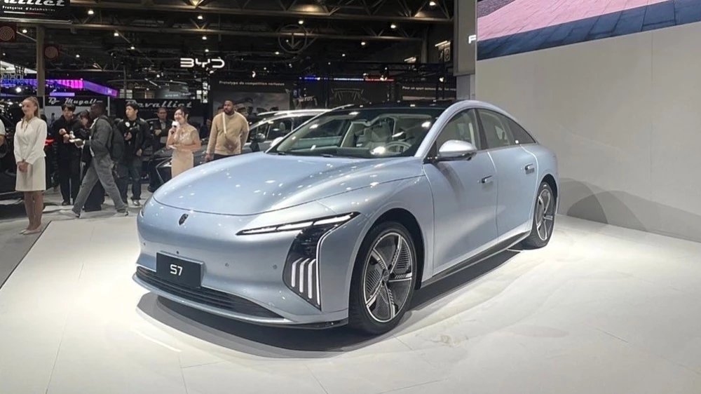 электрический лифтбек Forthing S7 сбоку спереди парижский автосалон