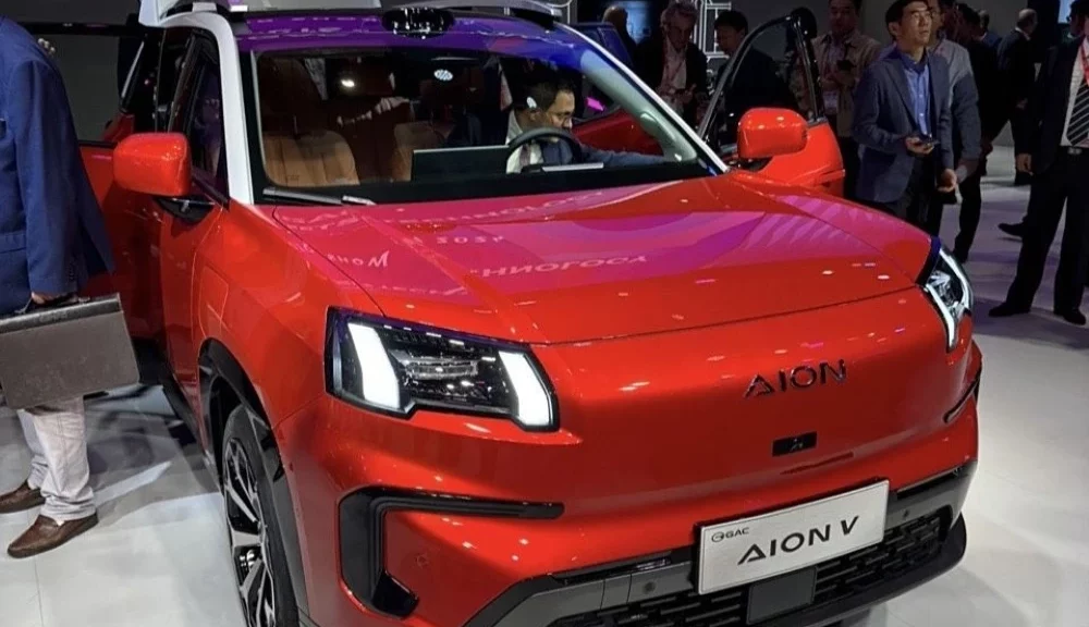 кроссовер GAC Aion V сбоку спереди парижский автосалон