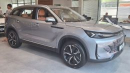 BAIC X75 у дилера в автосалоне сбоку спереди купить новый