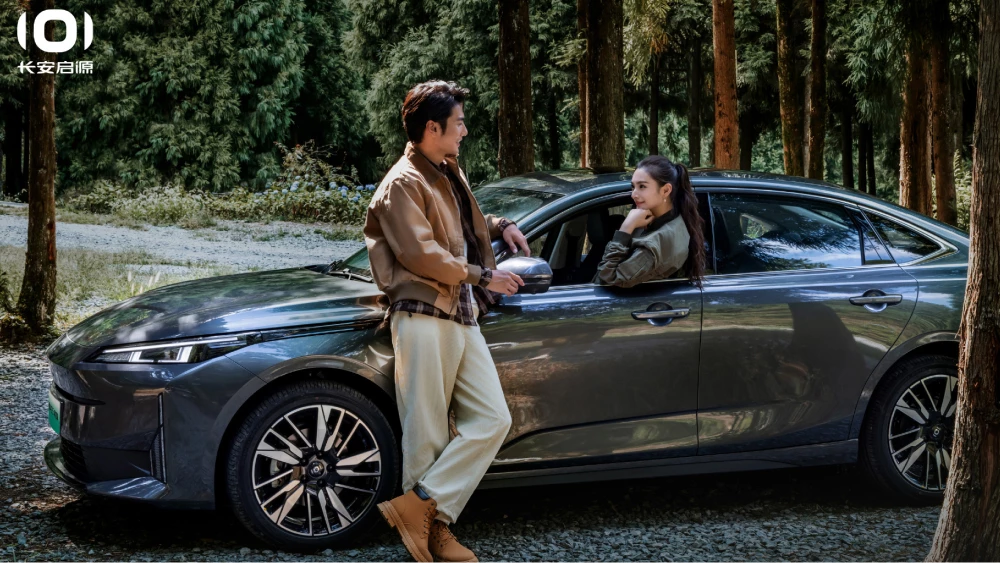 changan nevo a05 обновленный седан сбоку спереди серый