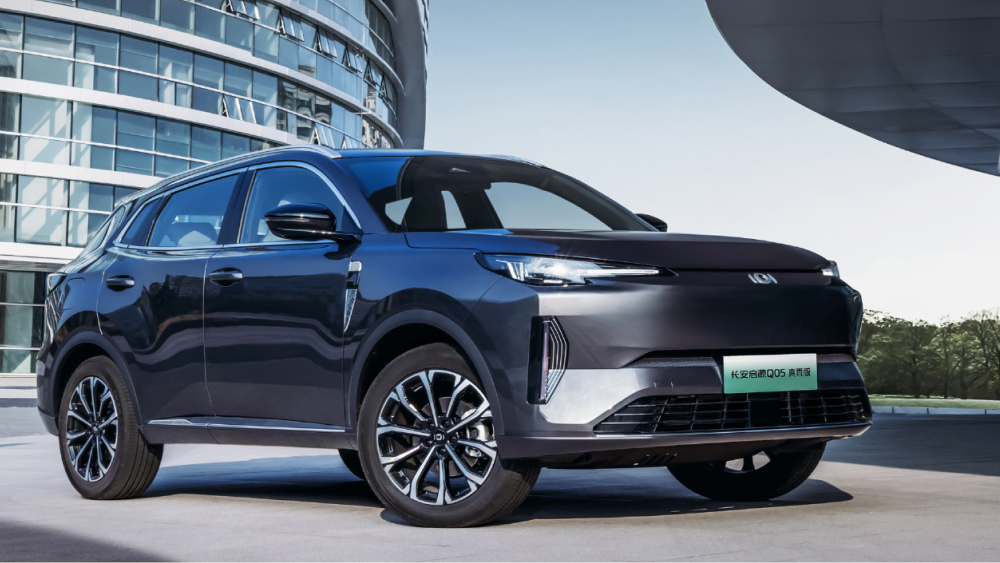 changan nevo q05 обновленный кроссовер сбоку спереди серый