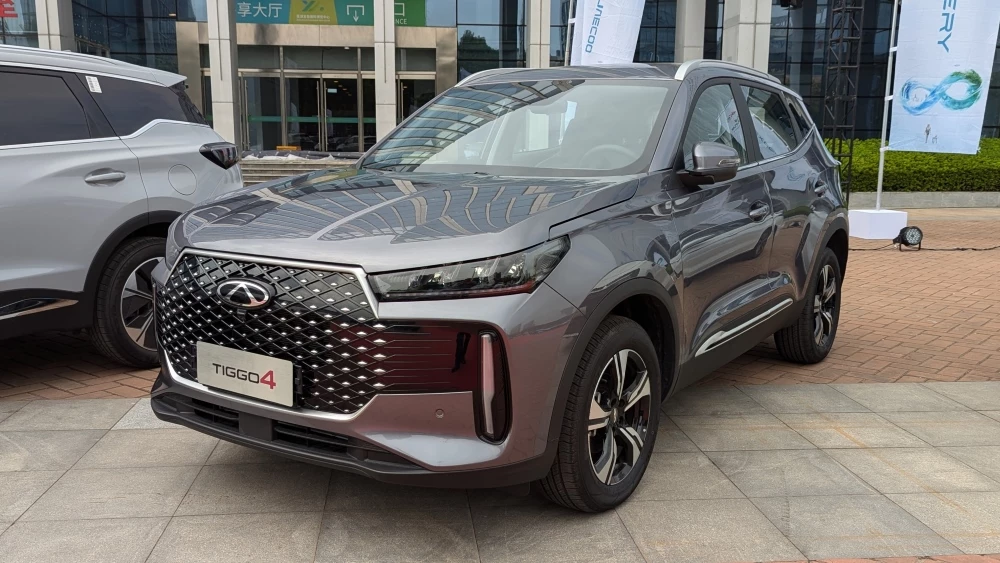 Кроссовер Chery Tiggo 4 сбоку спереди