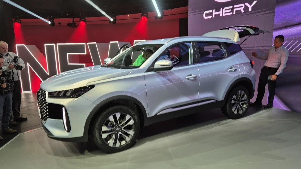 Новый добрый Chery Tiggo 4. Первый взгляд на кроссовер новый Chery Tiggo 4 презентация сбоку спереди