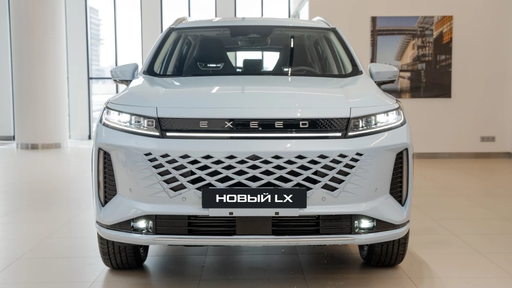 Exeed LX спереди в автосалоне авилон легенда новый