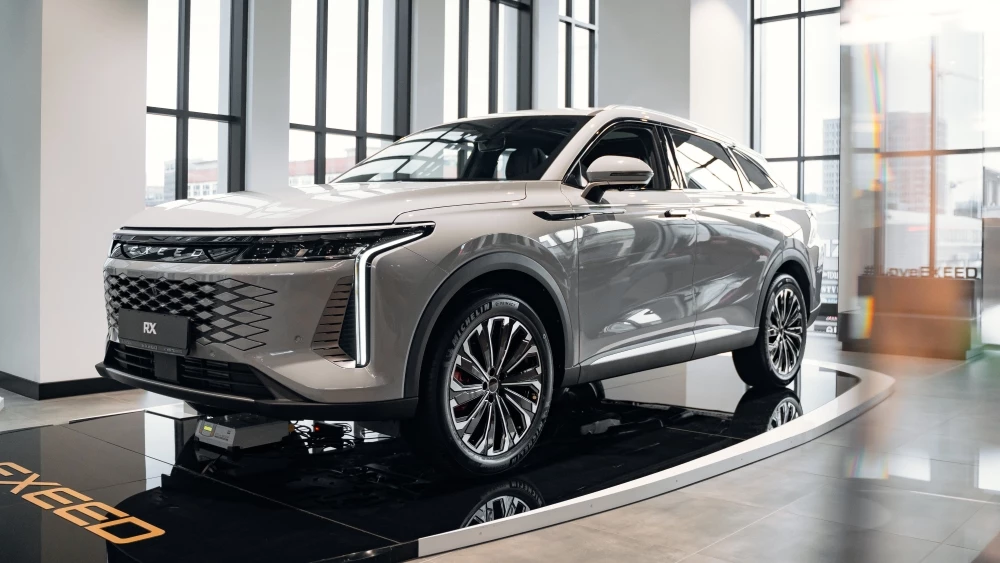 АВИЛОН раскрыл 5 секретов EXEED Exeed RX сбоку спереди в автосалоне авилон легенда новый