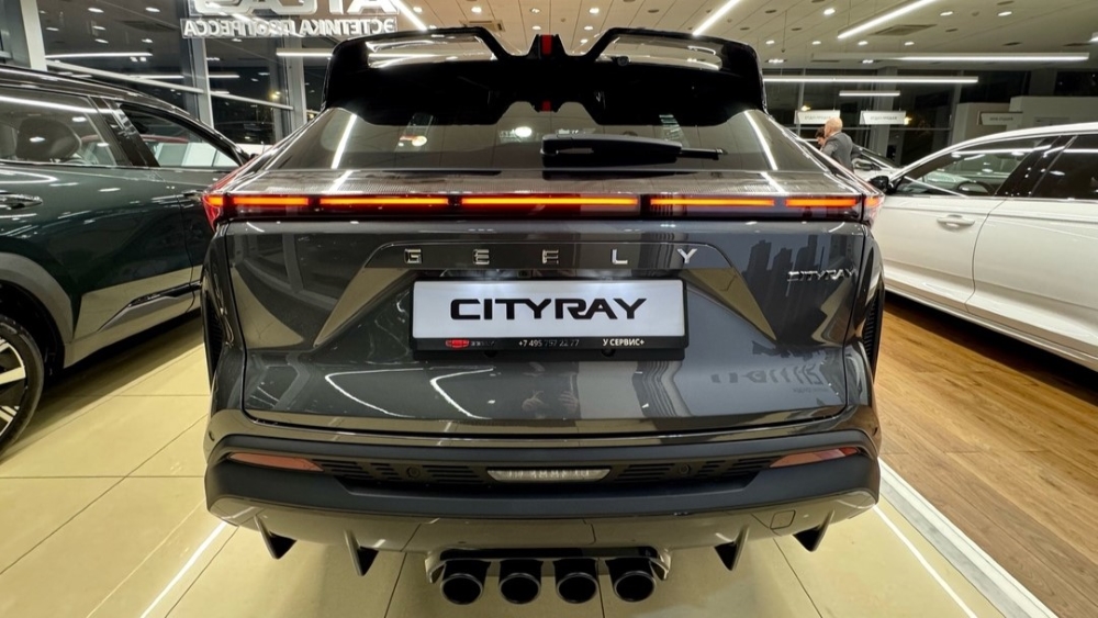 Кроссовер Geely Cityray Flagship Sport в ДЦ «У Сервис+ Башиловская» сзади в автосалоне новый купить