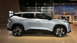 Кроссовер Geely Cityray в ДЦ «Обухов» сбоку в автосалоне новый купить