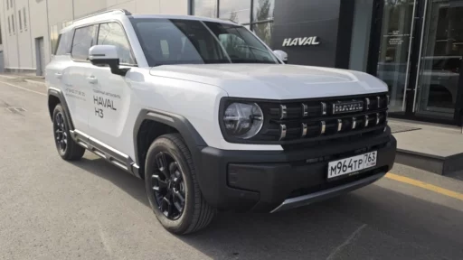 haval h3 тест-драйв сергей мишин сбоку спереди у дилерского центра у автосалона