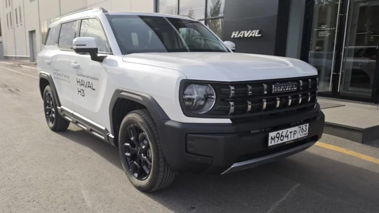 haval h3 тест-драйв сергей мишин сбоку спереди у дилерского центра у автосалона