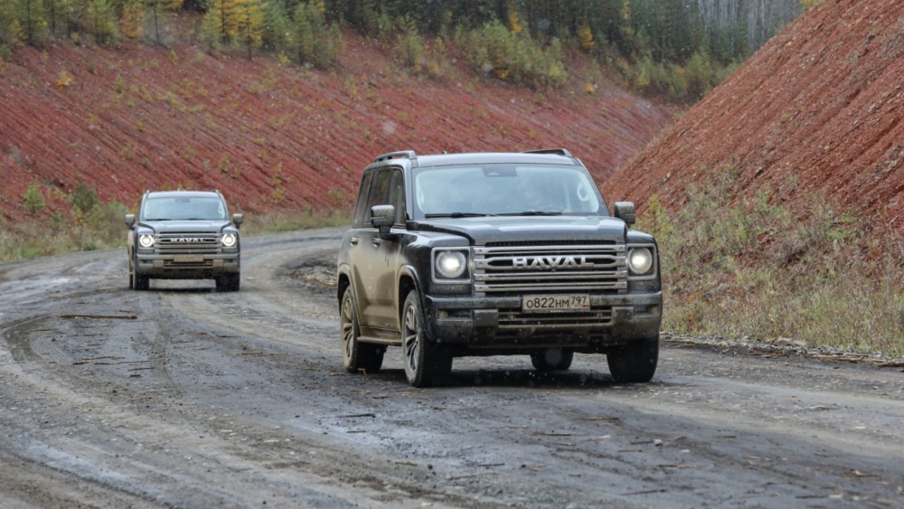 Haval H9 второго поколения сбоку спереди в динамике