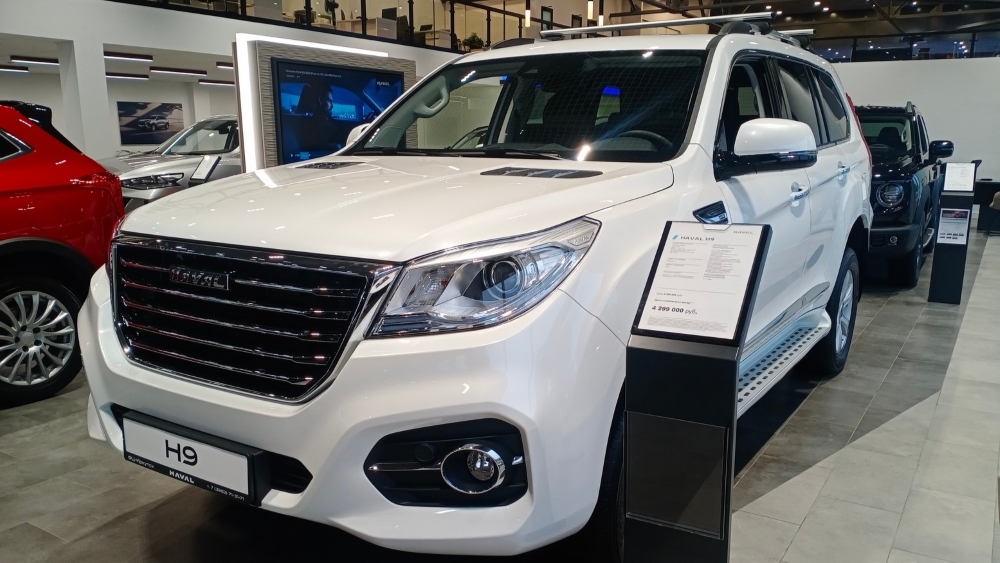 Haval H9 первого поколения у дилера Иркутск сбоку спереди