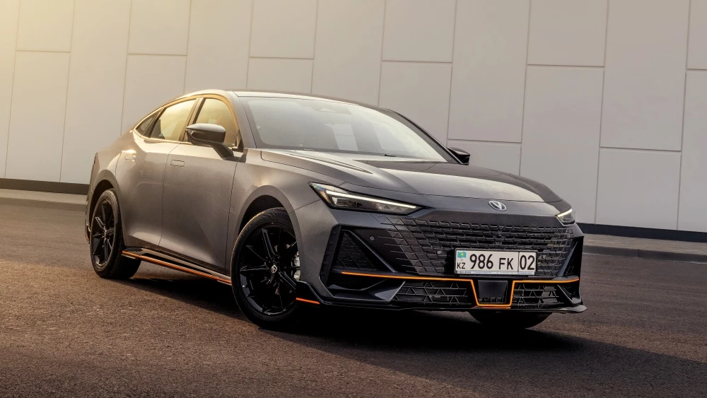 Changan Uni-V Sport в Казахстане сбоку спереди