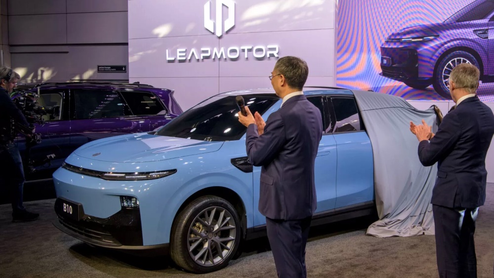 Кроссовер Leapmotor B10 сбоку спереди парижский автосалон