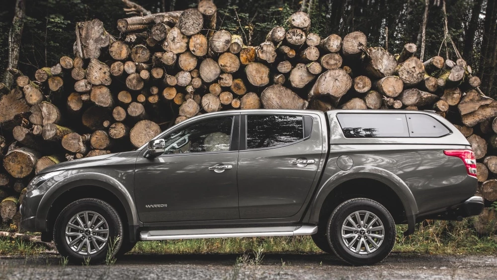 Mitsubishi L200 пикап-хардтоп сбоку