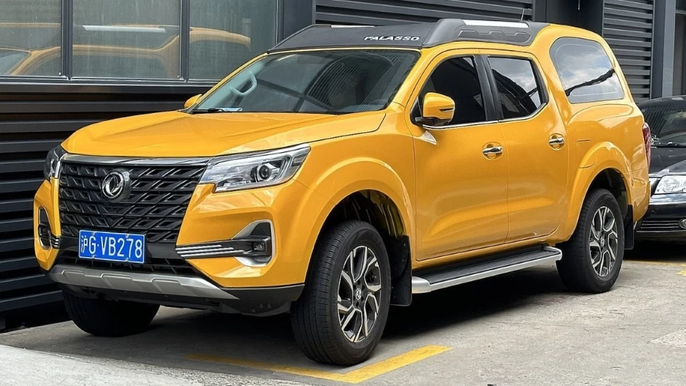 Пикап Dongfeng Palasso в Китае сбоку спереди Palaso Palazzo