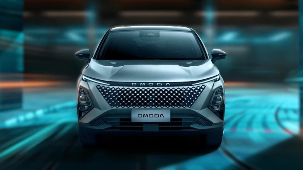 Обновленная версия кроссовера Omoda C5 спереди