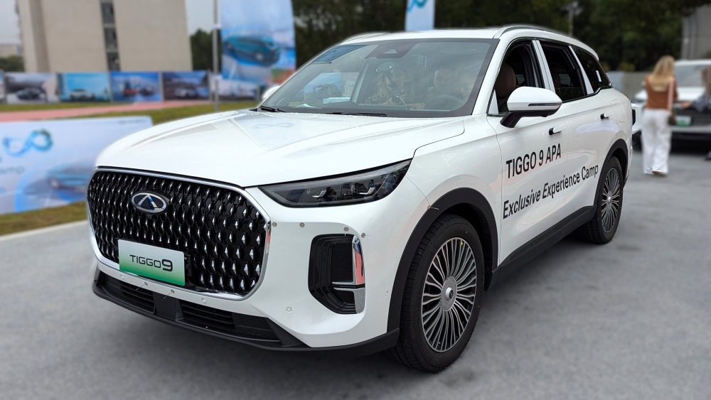 chery Tiggo 9 спереди сбоку PHEV в Китае