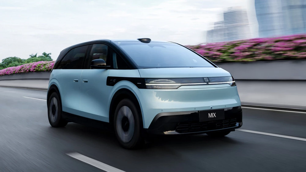 Минивэн Zeekr Mix сбоку спереди в динамике