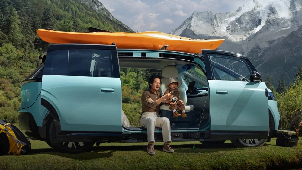 Минивэн Zeekr Mix сбоку сдвижные двери салон интерьер