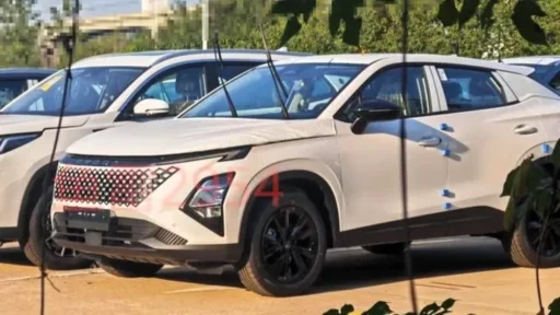 обновленный кроссовер Omoda C5 сбоку спереди в Китае