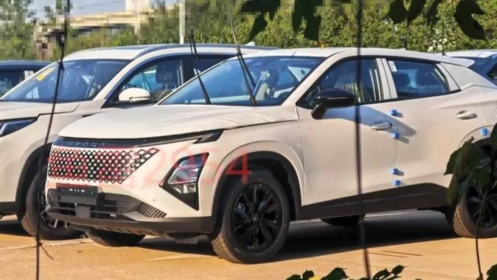 В России назвали цены на обновленный Omoda C5. Полный привод стал доступнее обновленный кроссовер Omoda C5 сбоку спереди в Китае