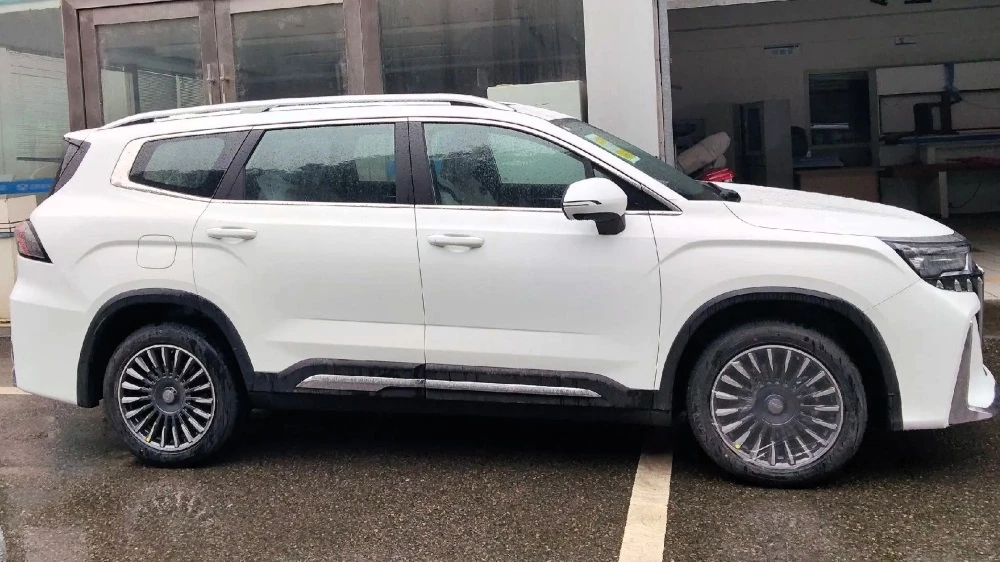 Geely Okavango Exclusive сбоку на улице в Китае