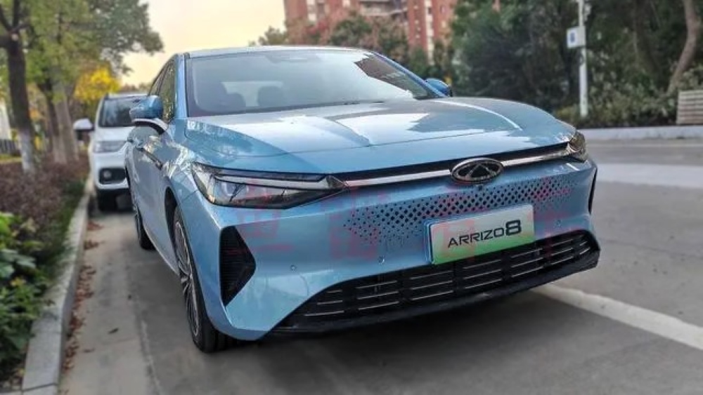 Chery Arrizo 8 PHEV спереди сбоку гибридный седан